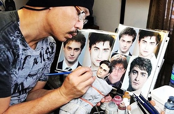 Завершить работу ему помогает жена. Именно она шьет для кукол одежду и подбирает им аксессуары.