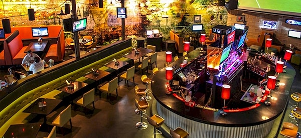 10. У него есть ресторан под названием Tracks And Records.