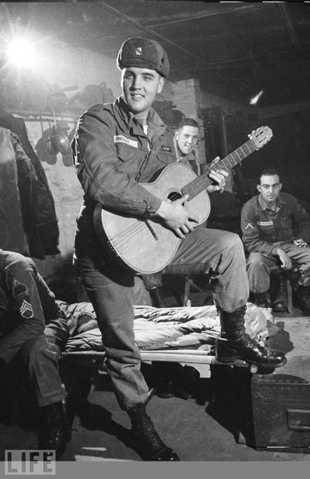17. Askerliğini yaptığı tank taburunu eğlendiren Elvis Presley, Almanya, Kasım 1958.