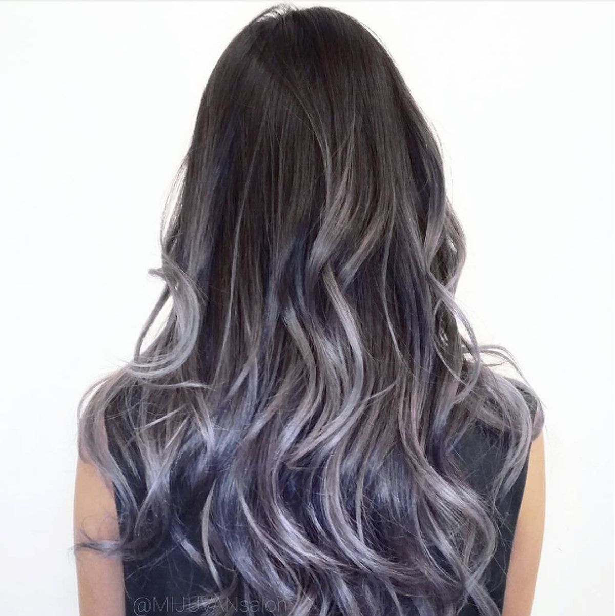 Темный пепельный цвет волос. Grey Ombre hair. Пепельный балаяж на темные волосы. Серый балаяж на темные волосы. Пепельные пряди на темных волосах.