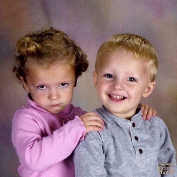 9. "Bunlar benim ikizlerimin 2 yaşındayken çekilen fotoğrafı. Üzerinden yıllar geçti ve hiçbir şey değişmedi. Erkek olan neşeli ve uyumlu, kız olan ise bu özellikleri taşımıyor."