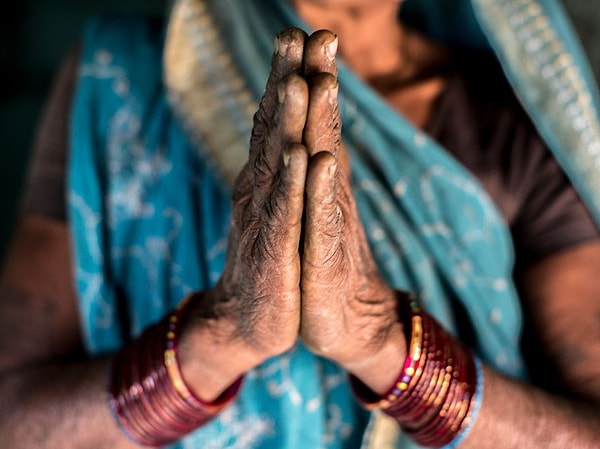 12. Индия: сложенные вместе руки и приветствие "Намасте"