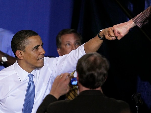 14. США: рукопожатие, удар кулаком о кулак, объятие или взмах рукой