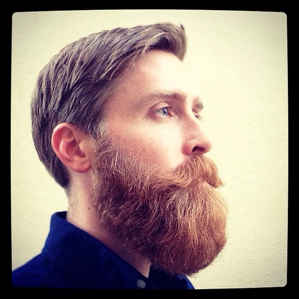 Еще один привлекательный пример, дополненный роскошными усами: