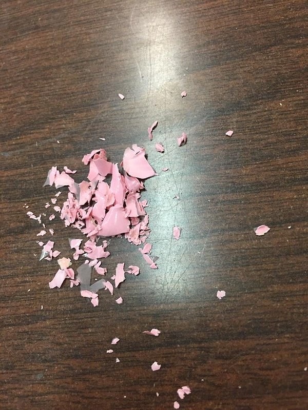 10. Отковыривает лак, даже несмотря на то, что дома есть жидкость для его снятия