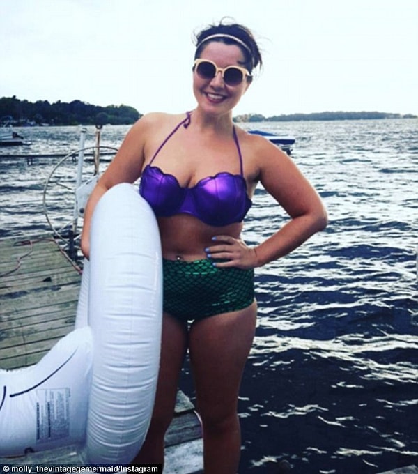 4. Перед вами женщина, которая решила надеть бикини в стиле русалочки, чтобы отпраздновать новый тренд.