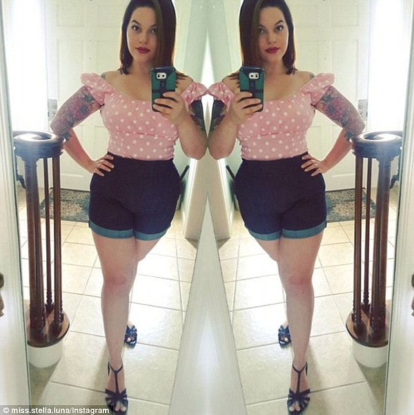 10. Эта девушка решила подчеркнуть свои бедра открытыми шортами в сочетании с розовым топом в горошек.