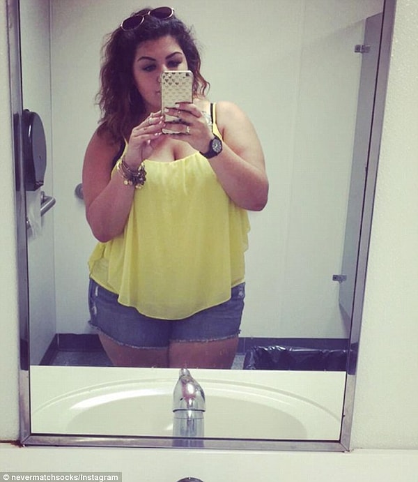 11. А эта красотка надела шорты и желтую майку.