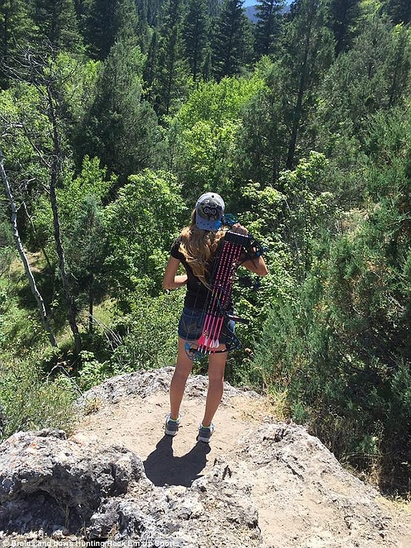 9. Юная охотница убивает своих жертв как из винтовки, так и из лука. Однако похоже, что предпочтение она отдает все же луку.