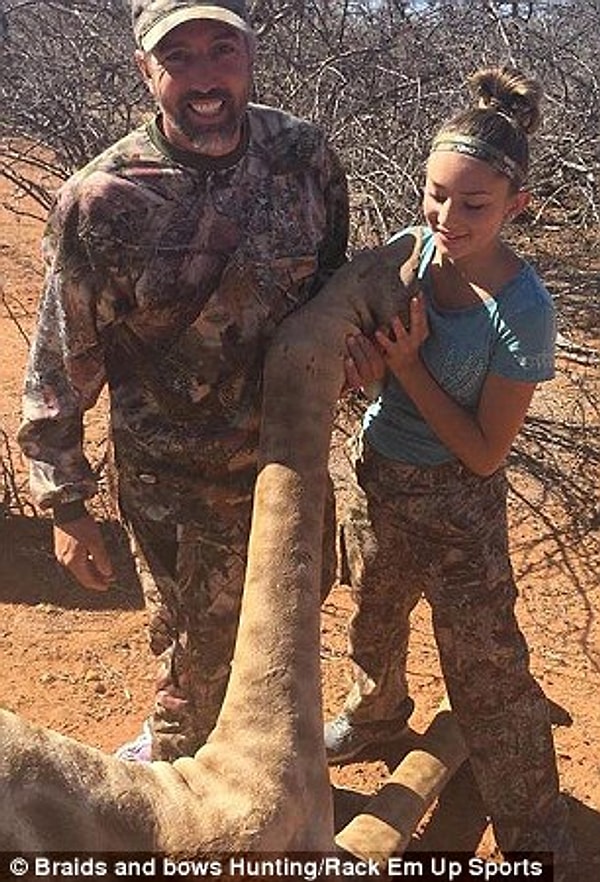 5. Те, кто защищает девушку, говорят, что она помогает с природоохранными мероприятиями, а также жертвует мясо убитых животных сиротским приютам в Африке.