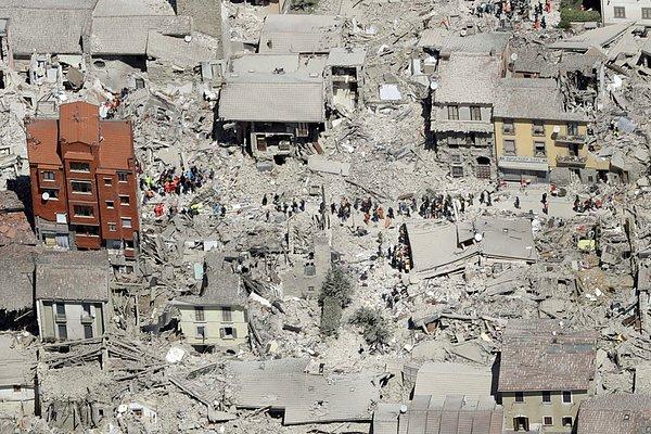 1. Havadan çekilen bu fotoğraf, 24 Ağustos tarihinde İtalya'da meydana gelen depremin hemen sonrasında İtalya'nın merkezindeki Amatrice'de zarar gören binaları gösteriyor.