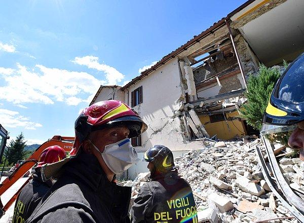 3. Accumoli'de depremin ardından kurtarma ekipleri kazazedeleri arıyor ve enkazı temizliyor...