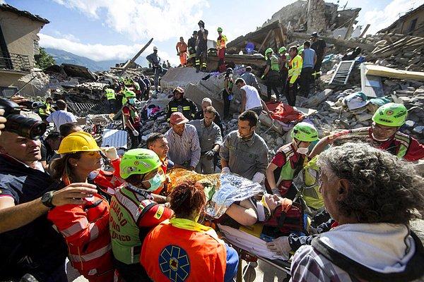 4. 3:30 da Amatrice'de gerçekleşen 6.1 şiddetindeki depremin hemen sonrasında, sedye ile taşınan kadın