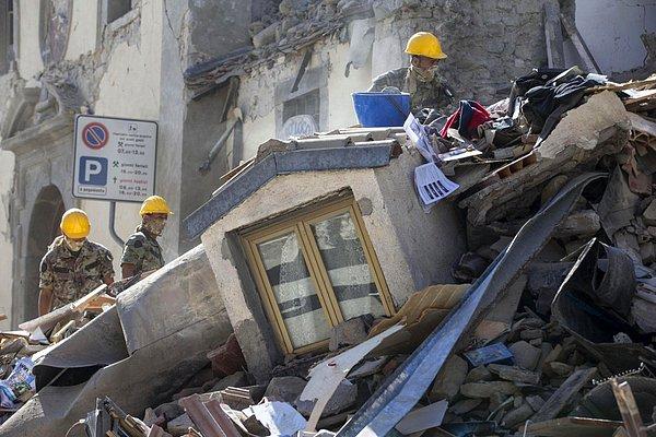11. Amatrice'de askerler, yıkılmış bir evin enkazında arama yapıyor.