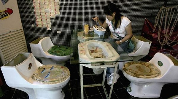 4. Çin'de bulunan bu tuvalet temalı restoranda yemekler, küvet ya da klozet biçimli tabaklarda sunulmaktadır.