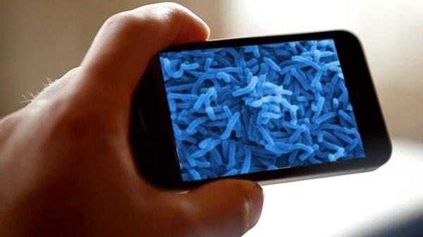 7. Cep telefonlarımızda, tuvaletin kapı koluna göre 18 kat daha fazla bakteri barınmaktadır.