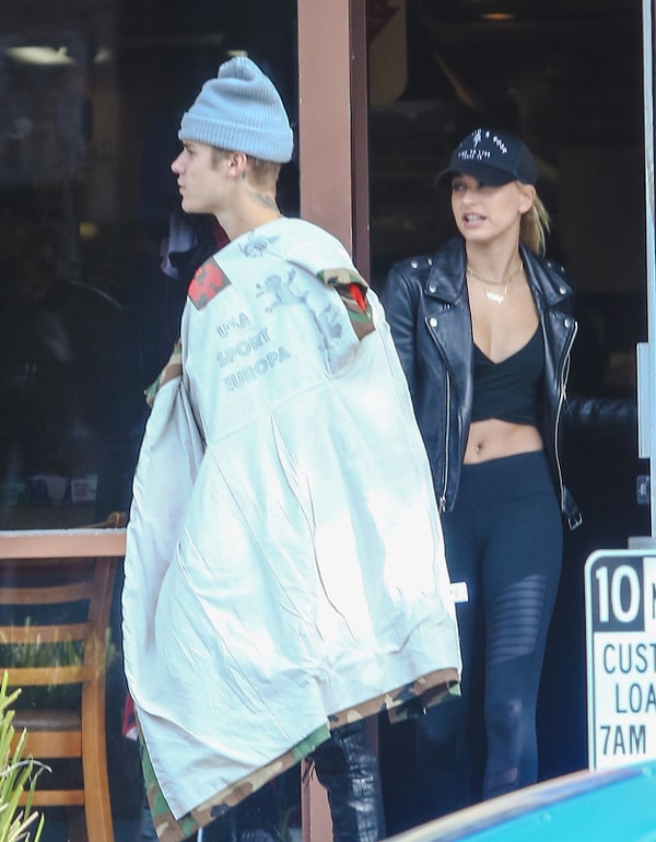 Justin ve Hailey 11 Ocak 2016 tarihinde birlikte bir restorandan çıkıyorlar! Justin üzerine ne giymiş anlam vermek imkansız.