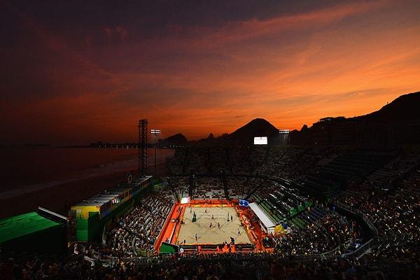 3. Copacabana'daki plaj voleybolu arenasında gün batımı.