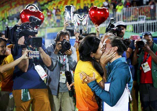 8. Brezilyalı rugby oyuncusu Isadora Cerullo kız arkadaşı Marjorie'ye madalya töreninden hemen sonra evlilik teklif ediyor ve ortaya mükemmel bir tablo çıkıyor.