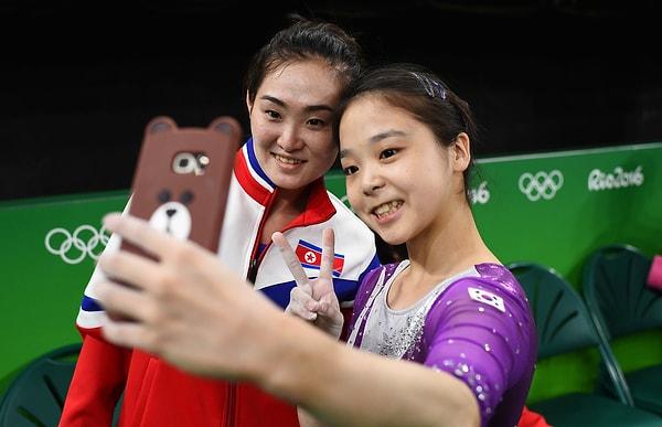 20. Güney ve Kuzey Koreli iki sporcunun haberlere manşet olan 'selfie'si.