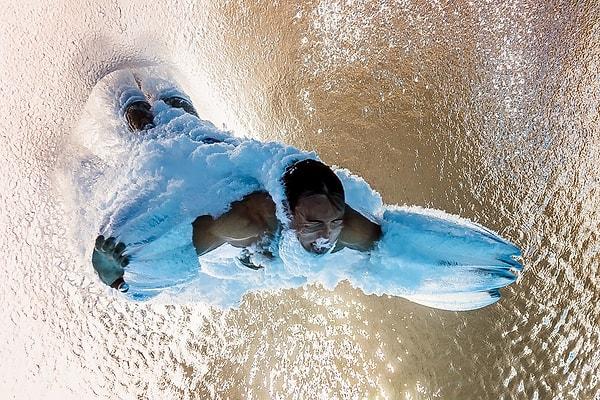 31. İngiliz atlet Thomas Daley erkekler 10m dalış finalinde suyun altında gerçek dışı bir görüntü yaratıyor.