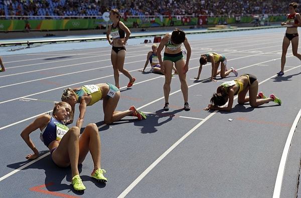 36. Kadınlar 3,000m engelli finalinin sonunda yorgun koşucular.