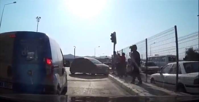 Trafikte Cam Silen Kişilere Sinirlenip Kriz Geçiren Şoför