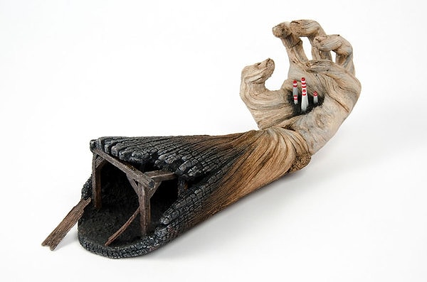 В его работах реальность сочетается с вымыслом, расскрываются злободневные темы, а сами скульптуры кажутся вырезанными из дерева.