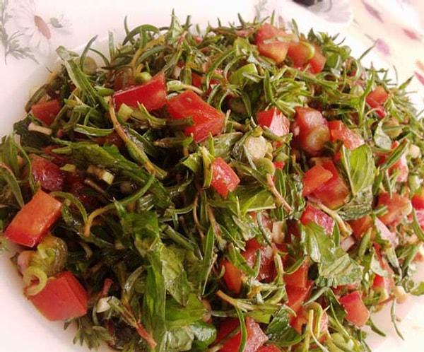 5. Kekik salatası çok yapılmasa da sofranıza kesinlikle uyum sağlar!