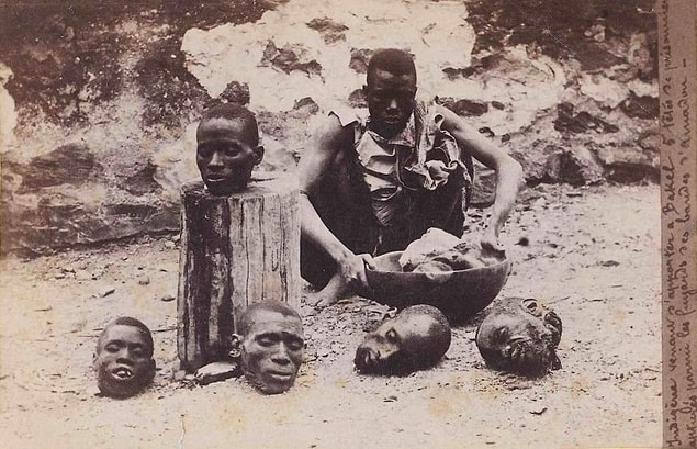 19. Gövdelerinden ayrılmış birkaç insan kafası ile Senegalli bir mahkum, 1891.
