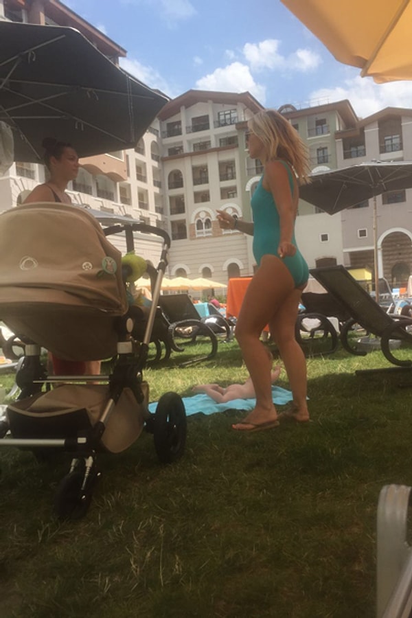 3. Только здесь, в горах, Пелагея не постеснялась показать свой округлившийся животик.