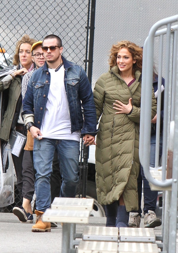 1. Актриса Дженнифер Лопес и танцор Каспер Смарт разорвали отношения.