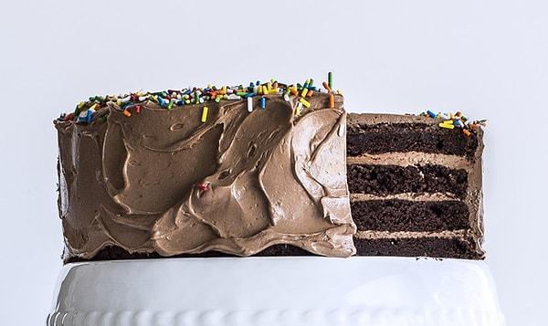 1. Kat kat pastanızın bol bol çikolatalı olması böyle bir mutluluk!