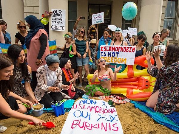 Londra'daki Fransız Konsolosluğu önünde bir 'plaj partisi' düzenleyen kadınlar İslamofobi'ye karşıt olduklarını omuz omuza durarak dile getirdiler.