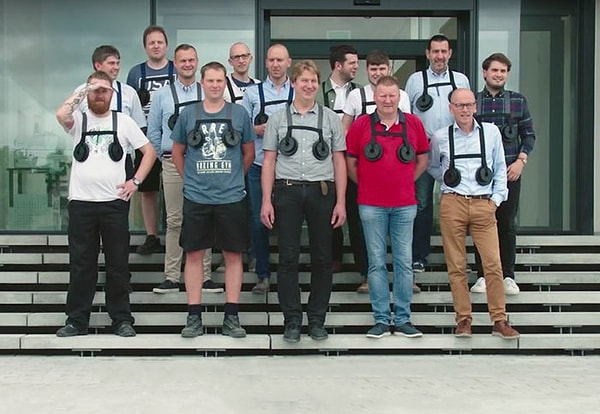 4. Каждая из этих гирек весит около 1,5 кг - столько же, сколько и каждая грудь размера E