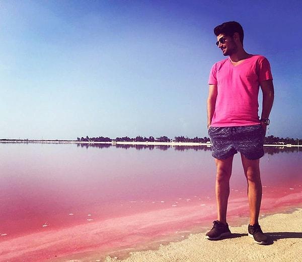 Gölün içerisinde bulunan kırmızı renkteki su canlıları ve tuzlu karidesler gölü kimyasallarıyla bu renge dönüştürüyor.