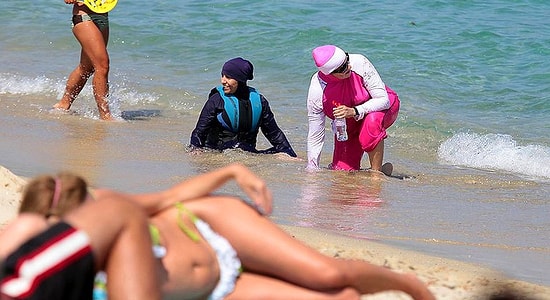 Fransa'da Tartışmaların Odağındaki 'Burkini' Yasağı Askıya Alındı