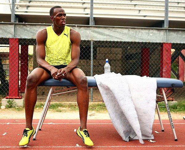 14. Bolt, bütün bunları omurga eğriliği sıkıntısı ile uğraşırken başardı. Bu problemi doğuştan gelmesine rağmen, hiçbir şekilde hayallerini ve performansını etkilemediğinden emin olmak için çok çalıştı.