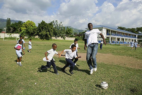 15. Hala memleketi olan Jamaika'da yaşıyor ve antrenmanlarını da orada yapıyor.