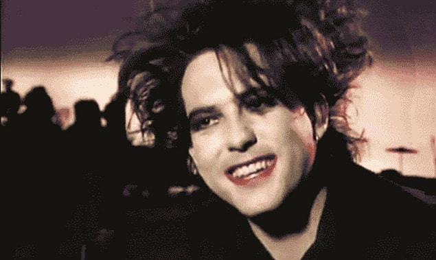 5. Sanıyoruz ki Robert Smith'i şimdiye kadar sürmesiz gören olmamıştır. En güzeli o çirkinlerin!