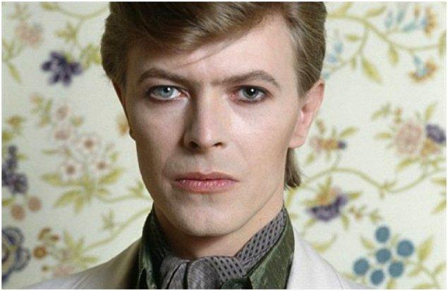 8. Cam gibi keskin gözlerine sürme çekerek kendisini daha da ilahlaştıran David Bowie...