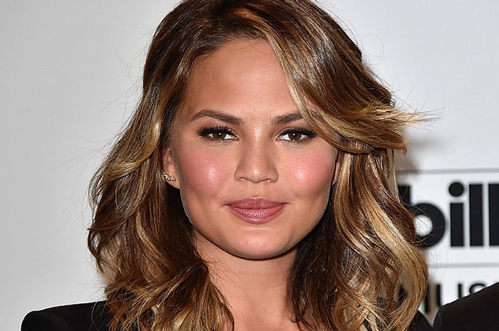 Herkes Ona Bayılıyor! Chrissy Teigen Yine Vücudundaki Çatlakları Göstermekten Çekinmedi