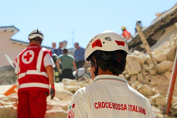 İtalyan hükümeti 2009 yılında L'Aquila'da 300 kişinin öldüğü depremin ardından muhtemel ölümleri engellemeye yönelik yeterince çaba harcamamakla eleştiriliyor.