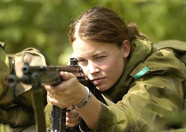Kısacası her şeyiyle çok sevdiğimiz Norveç'ten çok taze bir haber geldi: Artık Norveçli kadınlar da zorunlu olarak askerlik yapacaklar!