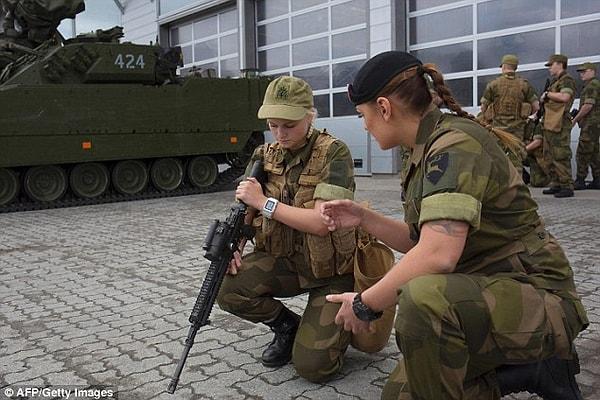 Kadınların askerî alandaki varlığı bununla da sınırlı değil: Norveç'in son 5 savunma bakanının 4'ü kadın!