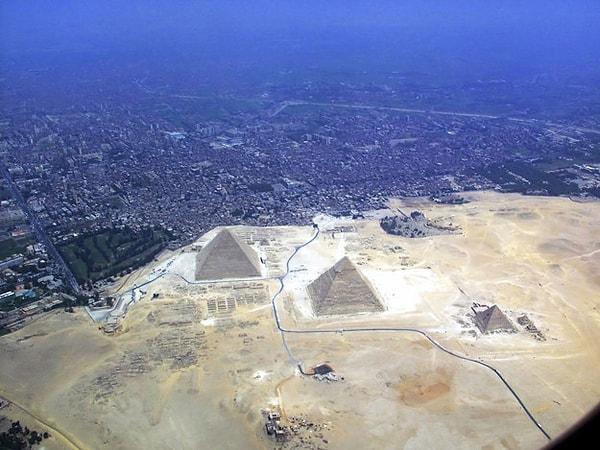 Yok artık siz de... Gize şehrinin tam yanında o piramitler. 💩