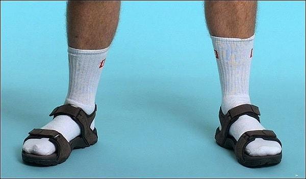 1. Bu çorap üstü sandaleti yalnızca babaların giymeye hakkı vardır!