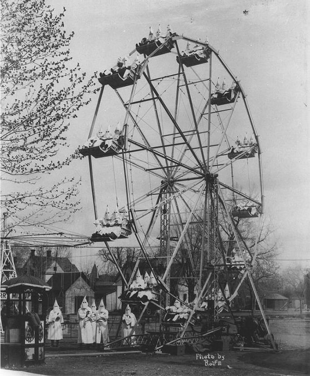 24. Dönme dolabına binmiş Ku Klux Klan üyeleri, 1925.