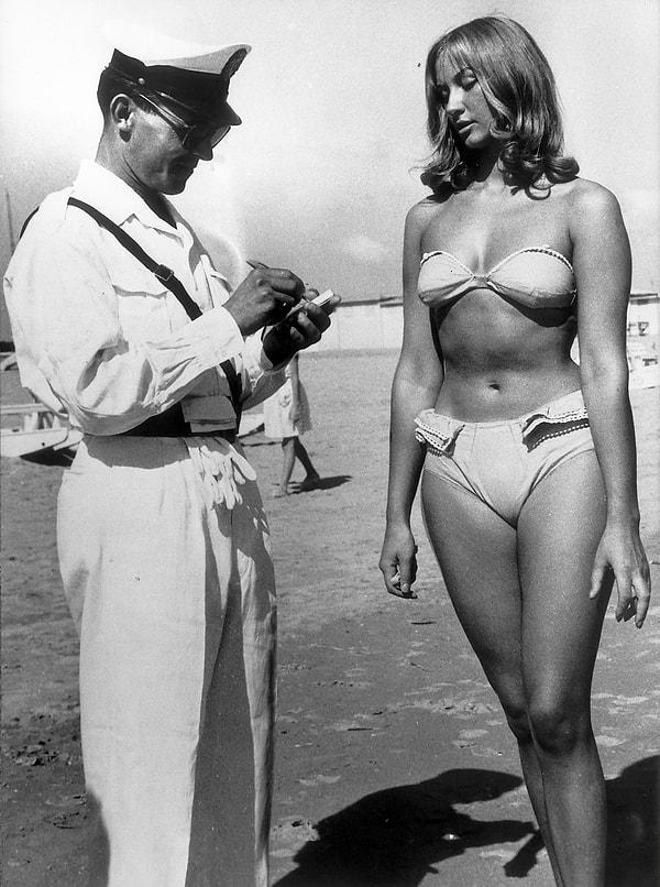 29. Bikini giydiği için polis tarafından ceza kesilen İtalyan bir kadın, Rimini, İtalya, 1957.