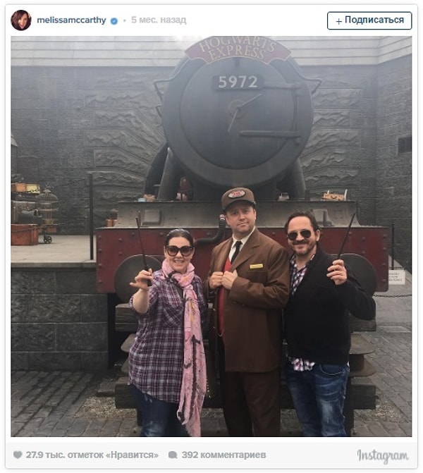 12. Мелисса МакКарти и Бен Фальконе около Хогвартс-Экспресса